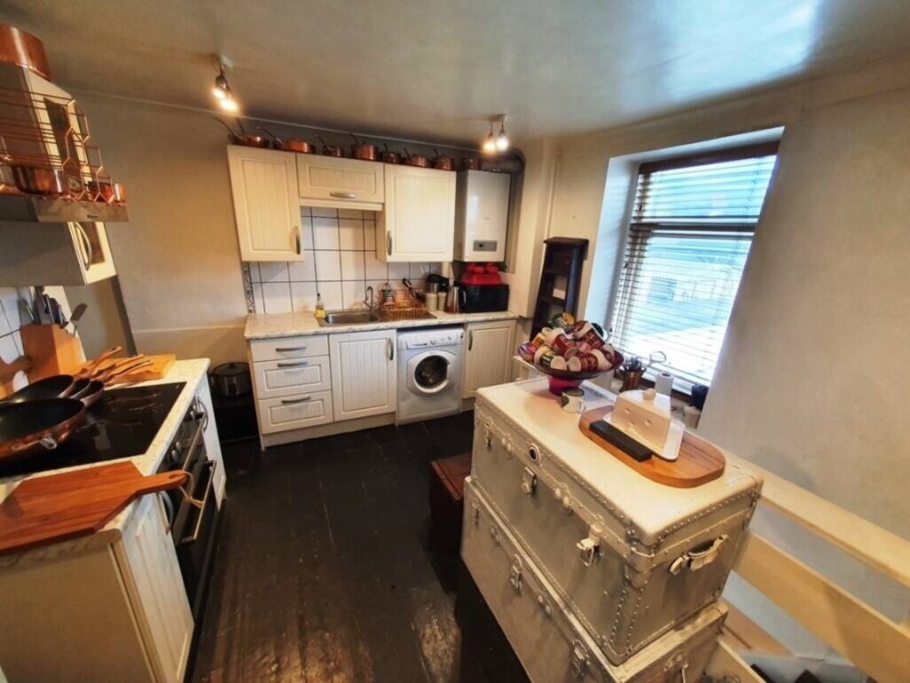 Freehold retail premises with two-bedroom flat for sale in Dover, Kent Photo 8