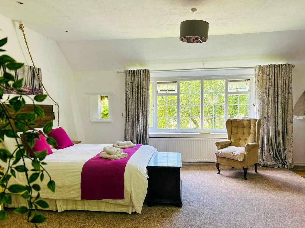 Eight-Bedroom Guest House Property for Sale in Tiverton, Devon with Development Potential Photo 8