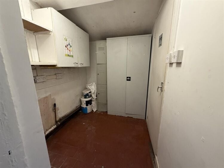 Mixed-use property in Bristol with vacant retail unit and 3-bedroom maisonette above Photo 8