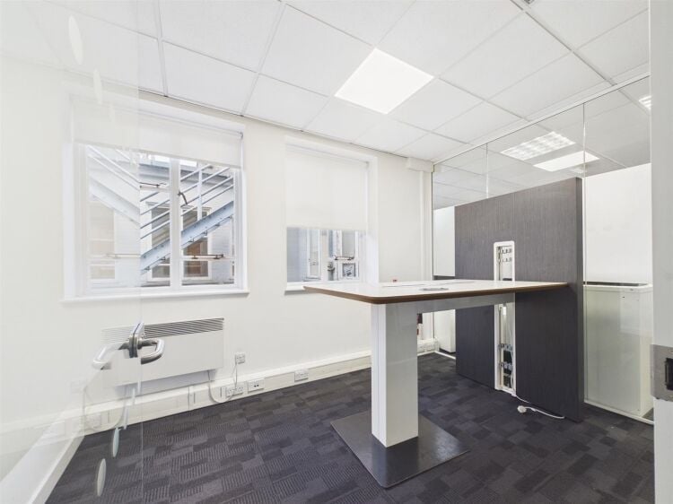 Modern second-floor office space for sale in Bristol, approximately 1,800 ft² with air conditioning Photo 8