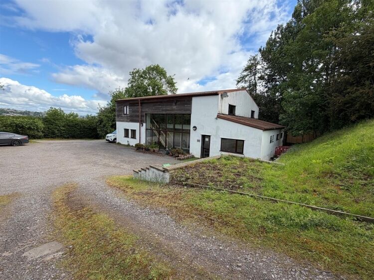 Modern office suite for sale in Bristol with 1,325 sq ft and ample parking available Photo 8