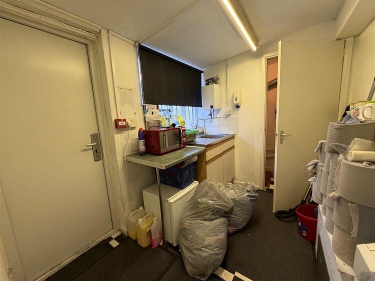 A ground floor retail unit extending to approximately 750 sq ft, most recently trading as a tanning salon. Photo 8