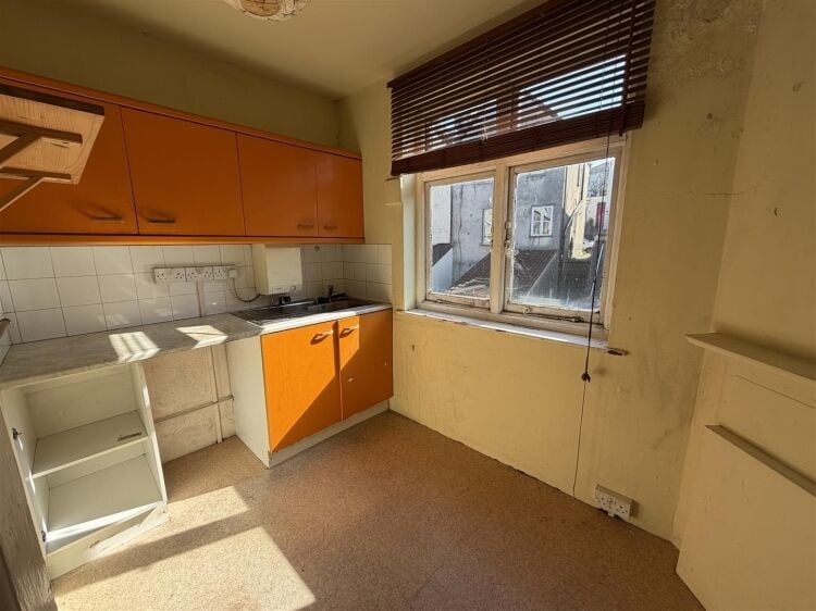 Retail unit extending to approximately 1,405 sq ft, arranged over ground, first, and basement levels. the ground floor offers an open plan retail area Photo 8