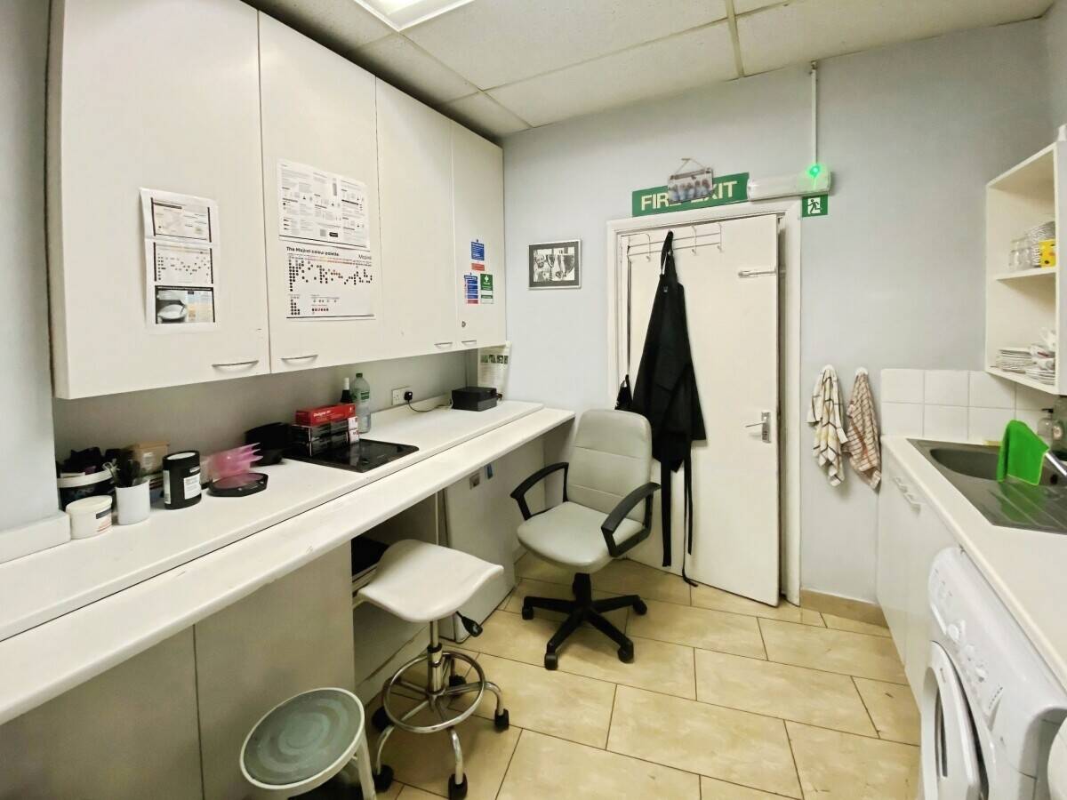 Fully Fitted Hair Salon Premises – Ready to Trade – Busy Chertsey High Street, Surrey Photo 8