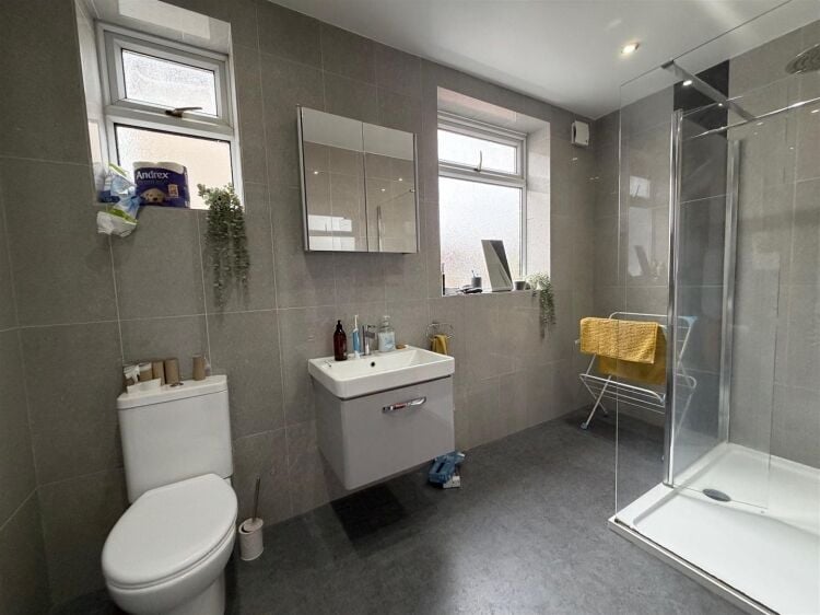 Mixed-use investment property in Bristol with retail unit and two residential flats available. Photo 8