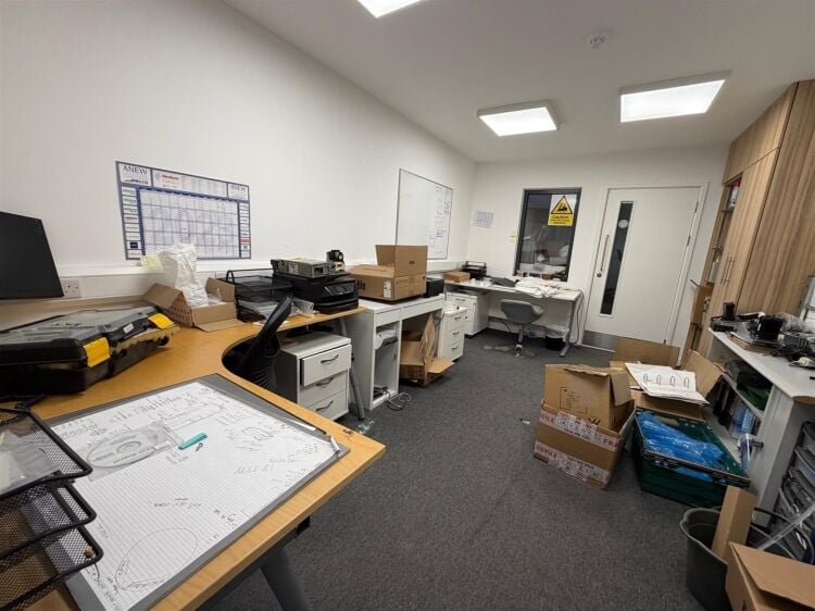 Well-presented warehouse unit with office space for sale in Bristol, 6,677 ft² in a modern park. Photo 8