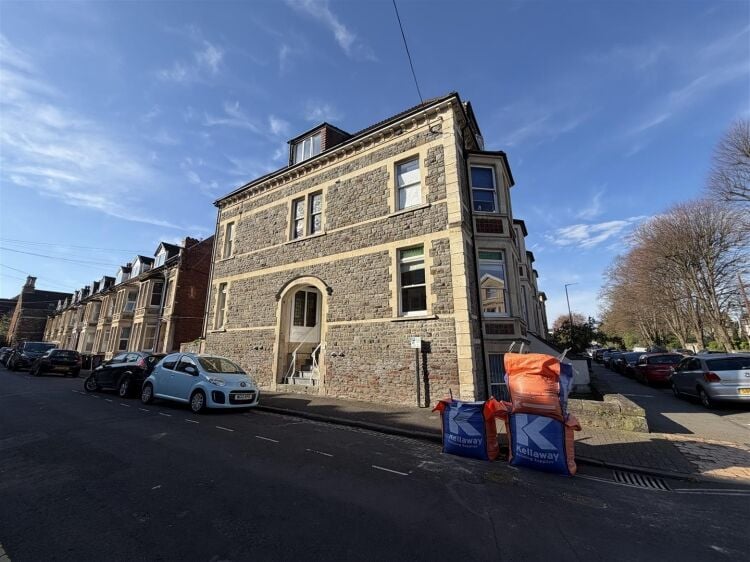 Bright 270 sq ft office space in Bristol with natural light and shared kitchen access Photo 8