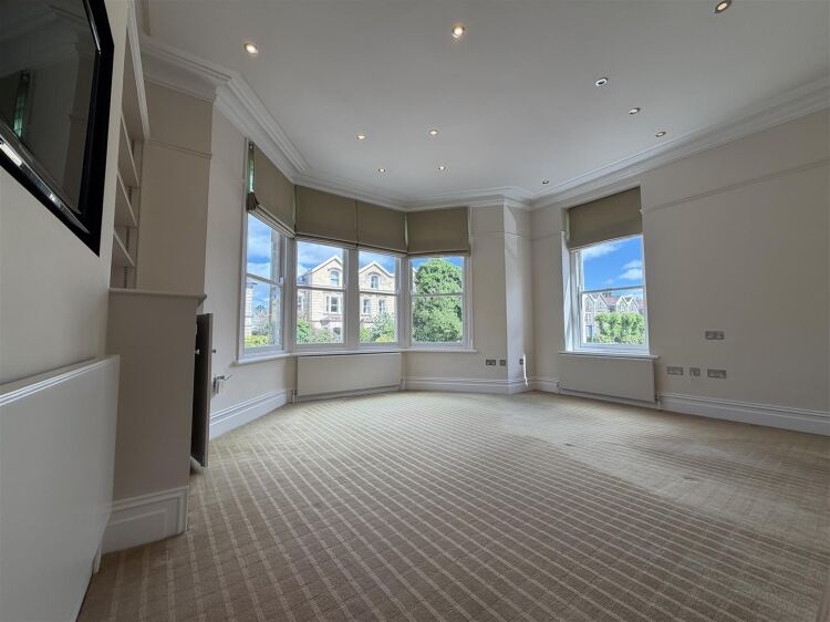 Bright 270 sq ft office space in Bristol with natural light and shared kitchen access Photo 8