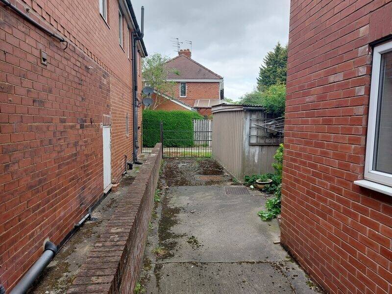 Freehold takeaway and retail property available in York North Yorkshire with development potential Photo 8