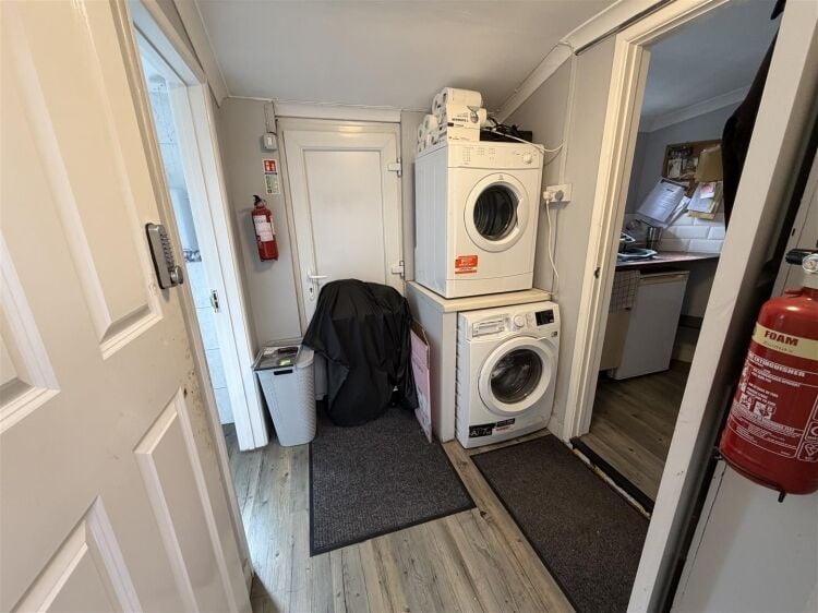 Fully fitted hair salon for sale in Bristol on Two Mile Hill Road, 600 sq ft with parking. Photo 8