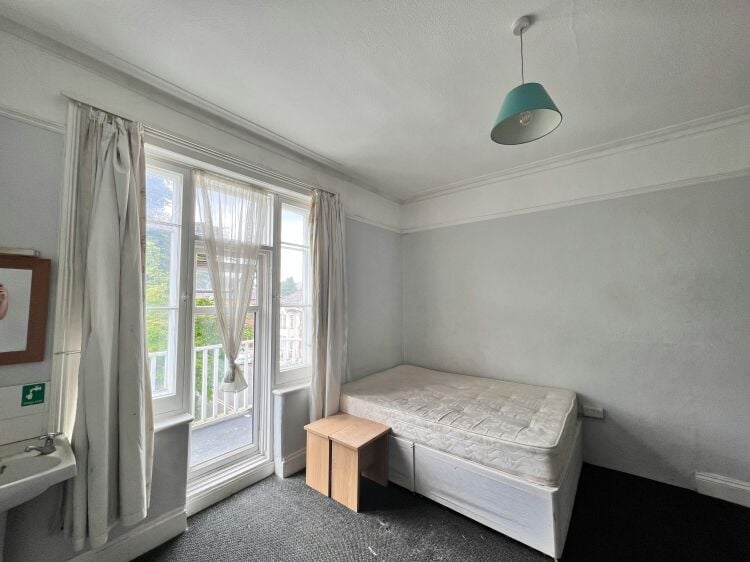 Prominent HMO in Bournemouth with 8 letting rooms and garden near key amenities Photo 8