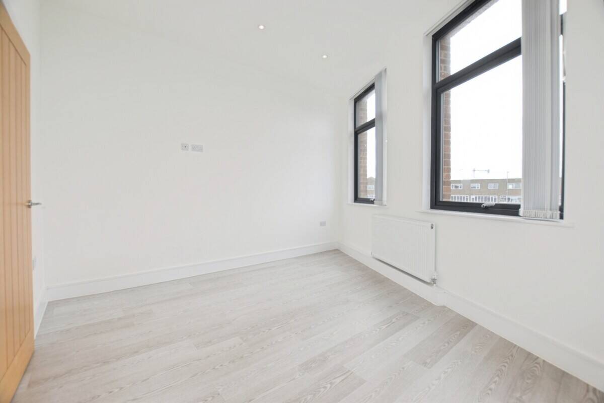 Mixed-use investment property in Benfleet Essex with commercial unit and residential flats Photo 8