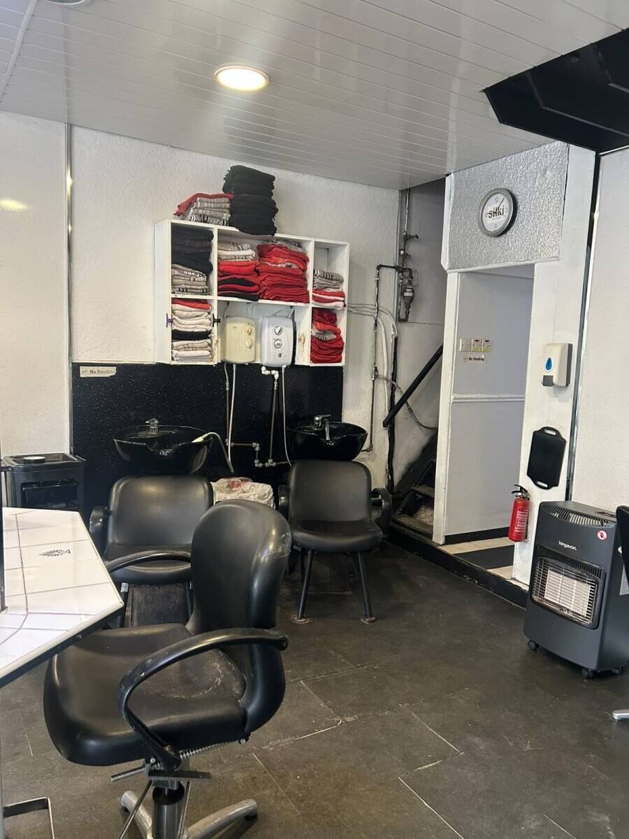 Freehold Commercial Property in Cathcart Glasgow Formerly Used as a Hair Salon for Sale Photo 8