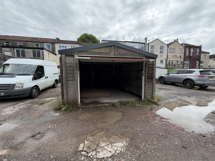 Mixed-use investment in Bristol with retail space, two studio apartments, and a garage Photo 8
