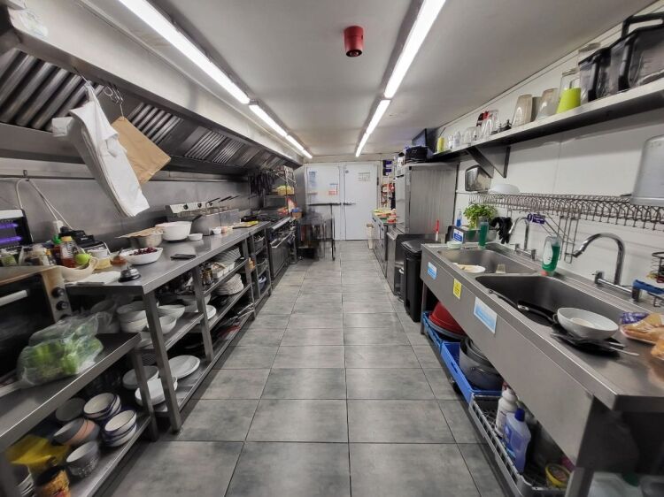 Turnkey Mediterranean Restaurant for Sale in North London with 50 Covers and Fully Fitted Kitchen Photo 8