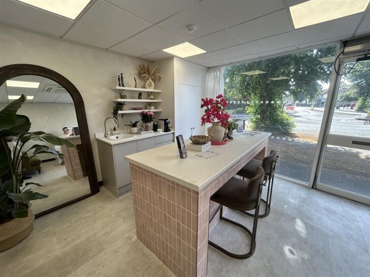 Mixed-use investment property with ground floor shop and two-bedroom flat in Bristol Photo 8