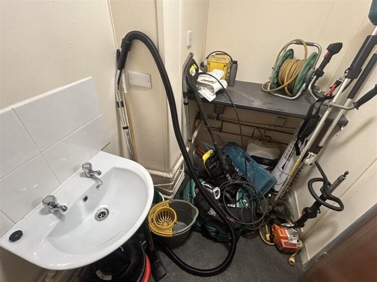 Modern industrial unit for sale in Bristol with office space and roller shutter access Photo 8