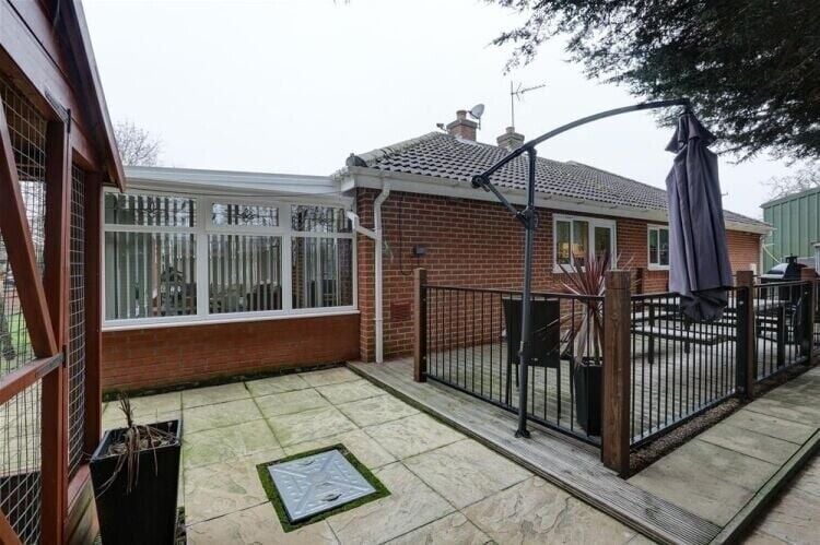 3-Bedroom Bungalow and Licensed Boarding Kennels & Cattery in Scenic Lincolnshire Photo 8