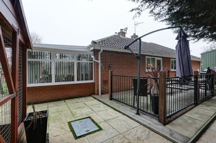 3-Bedroom Bungalow and Licensed Boarding Kennels & Cattery in Scenic Lincolnshire Photo 8