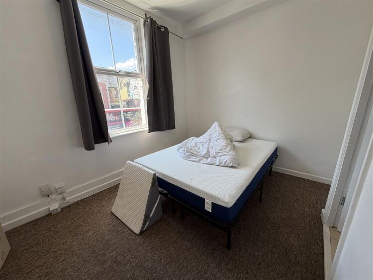 Mixed-use investment opportunity in Bristol with retail unit and residential flats available Photo 8
