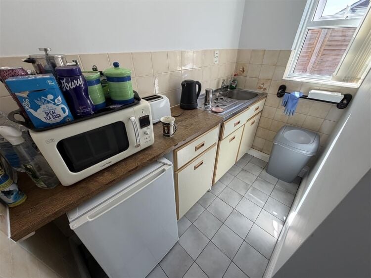 Recently redecorated offices available in Portishead Somerset, offering 537 sq ft of flexible space Photo 8