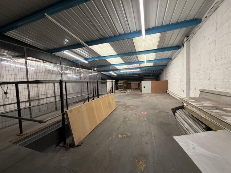 An end of terrace industrial unit measuring approximately 4,030 ft² (374.4 m²) with additional mezzanine storage. the unit benefits from a s Photo 8
