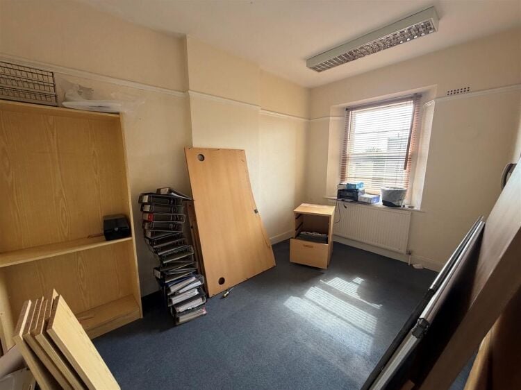 A self contained top floor office of approximately 820 ft² / 76 m² located in a prime trading position on whiteladies road. Photo 8
