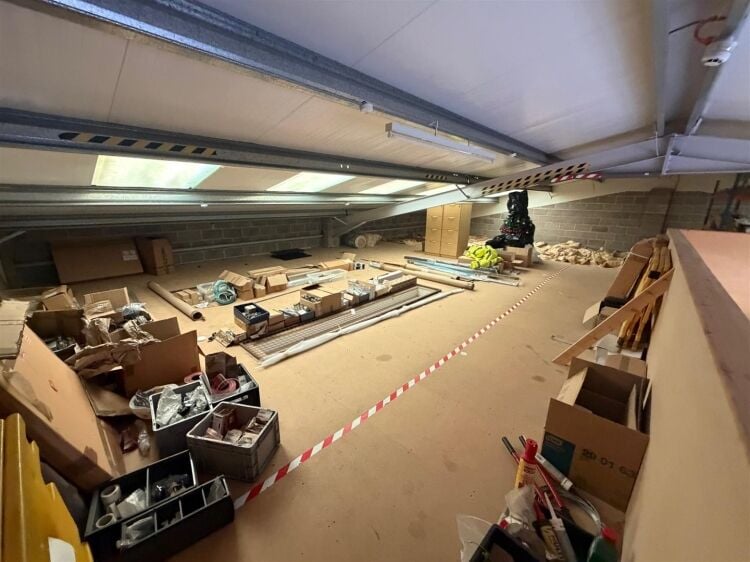 A modern light industrial unit of approximately 1,939 ft² , with further mezzanine storage of approx. 1,484 ft². the unit benefits from roll Photo 8