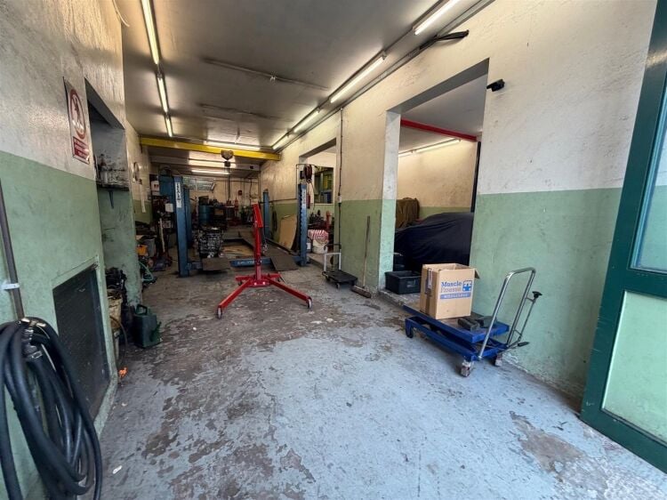Prominent 2,000 ft² garage unit for sale on West Street, Bedminster, Bristol Photo 8