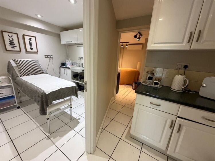 Prominent shop/salon for sale on North Street in Bedminster, Bristol, 870 ft² with treatment rooms. Photo 8