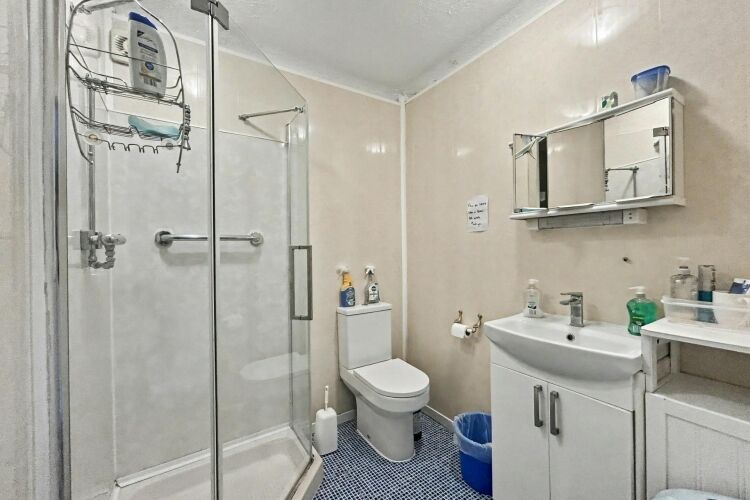 Former Guest House for Sale in Poole Dorset with 7 Bedrooms and Off-Road Parking Photo 8