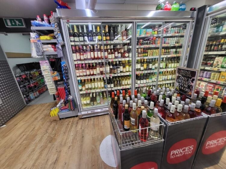 Refurbished convenience store for sale in Hornchurch East London with potential for expansion Photo 8