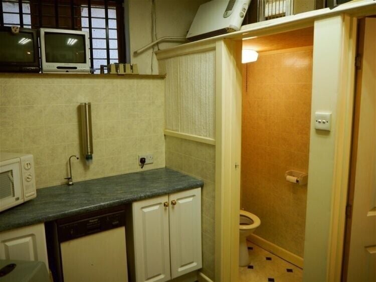 Prime Location Freehold Premises in Halifax, Perfect for Various Retail Opportunities Photo 8