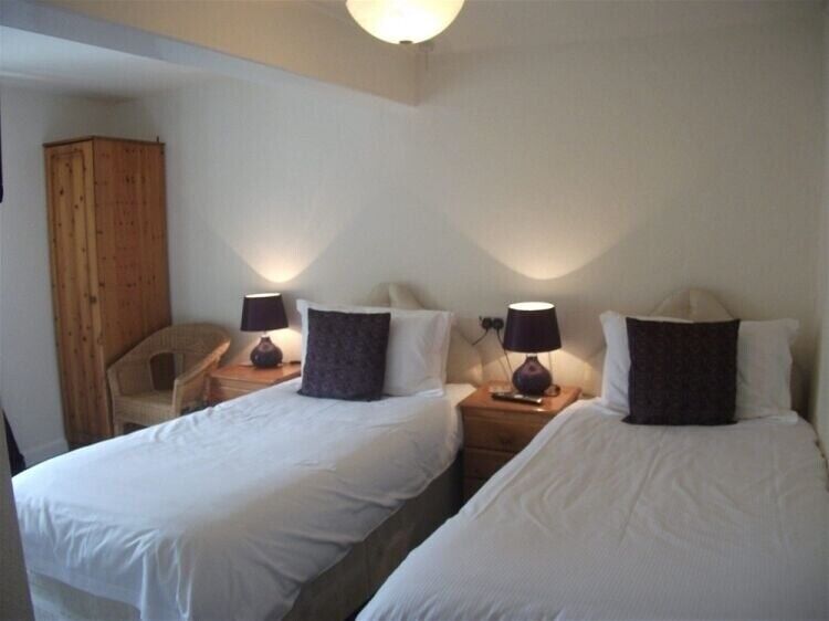 Prime Investment Opportunity: Freehold Property with Tea Rooms and B&B in Harrogate Photo 8
