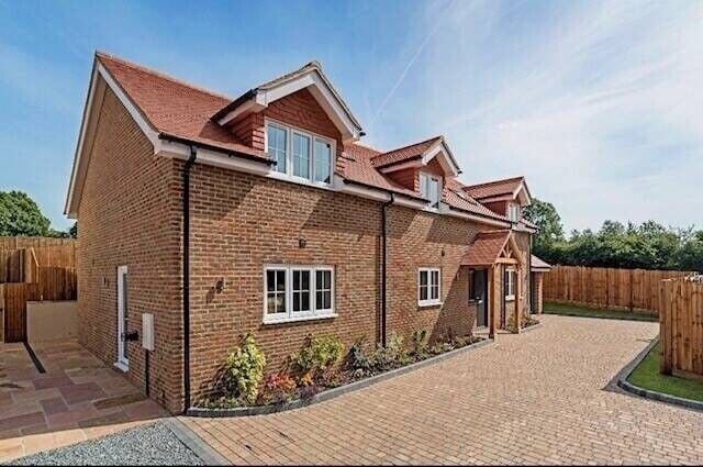 Three Detached Houses with Reliable Rental Income in Lingfield Surrey for Sale Photo 8