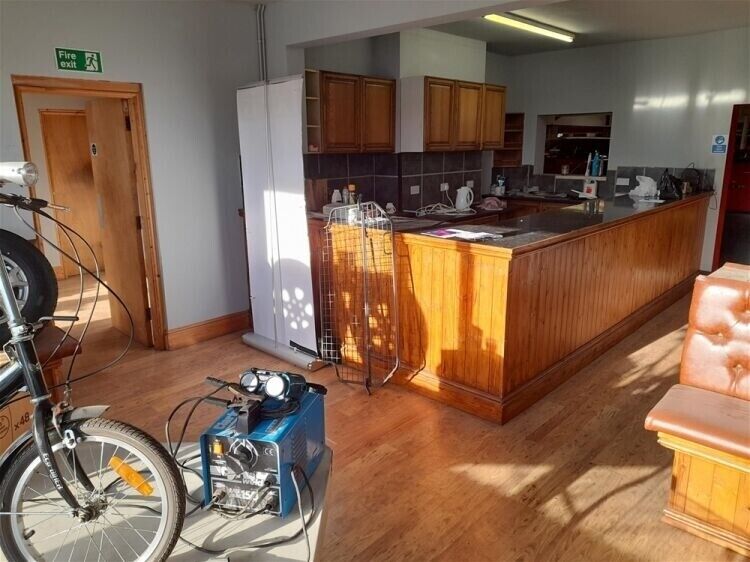 Prime Commercial Unit in Grimsby Perfect for Various Uses Photo 8