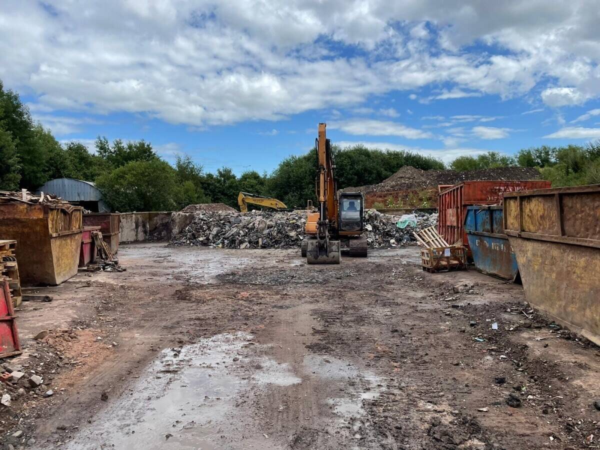 Vast Land with Quarry, Office, and Garage Ideal for Haulage, Waste Management, or Housing Developme Photo 8
