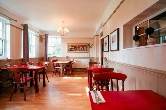 Freehold Freehouse with Accommodation in Charming Berkshire Village Photo 8