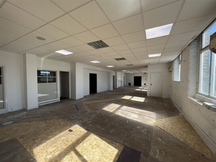 Prime Showroom Premises Available in Brighouse Town Centre, Ideal for Varied Uses Photo 9