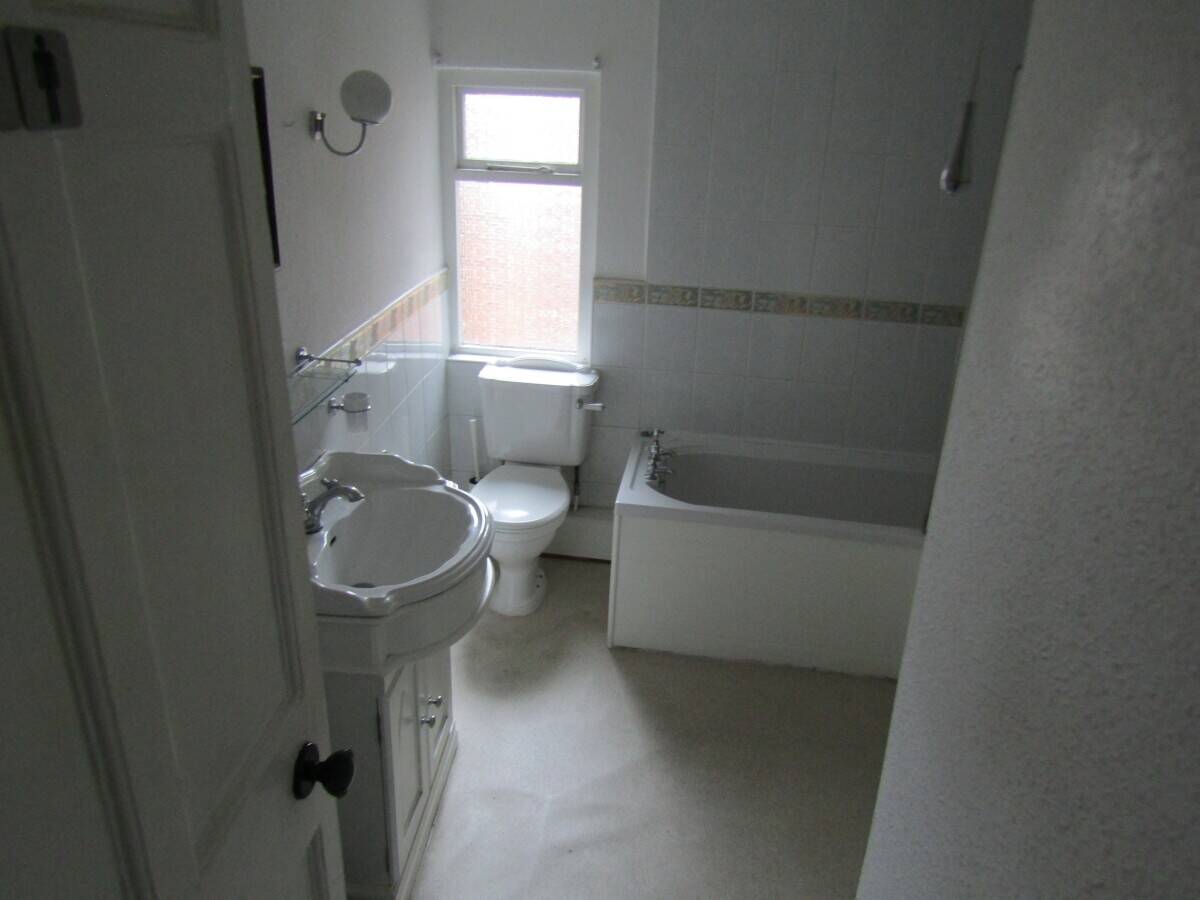 Clitheroe Town Centre Listed Building with Retail Area Available for Let Photo 9
