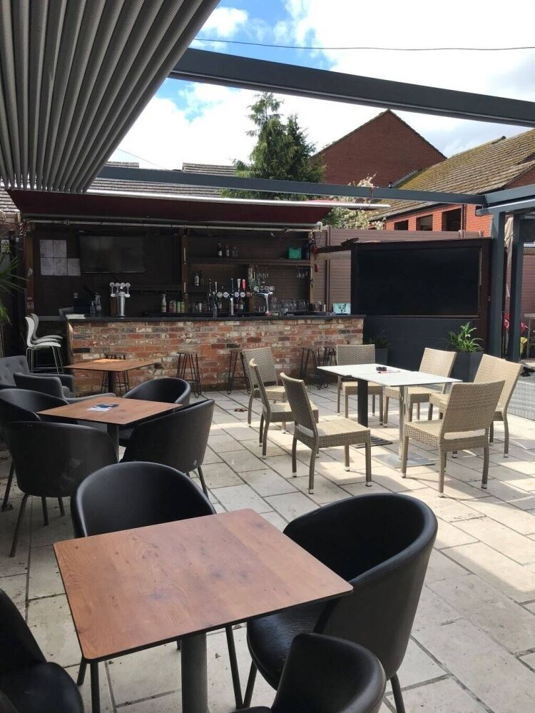 Modern Sports Pub and Four Bedroom Flat Seeking New Ownership in Reading Berkshire Photo 9