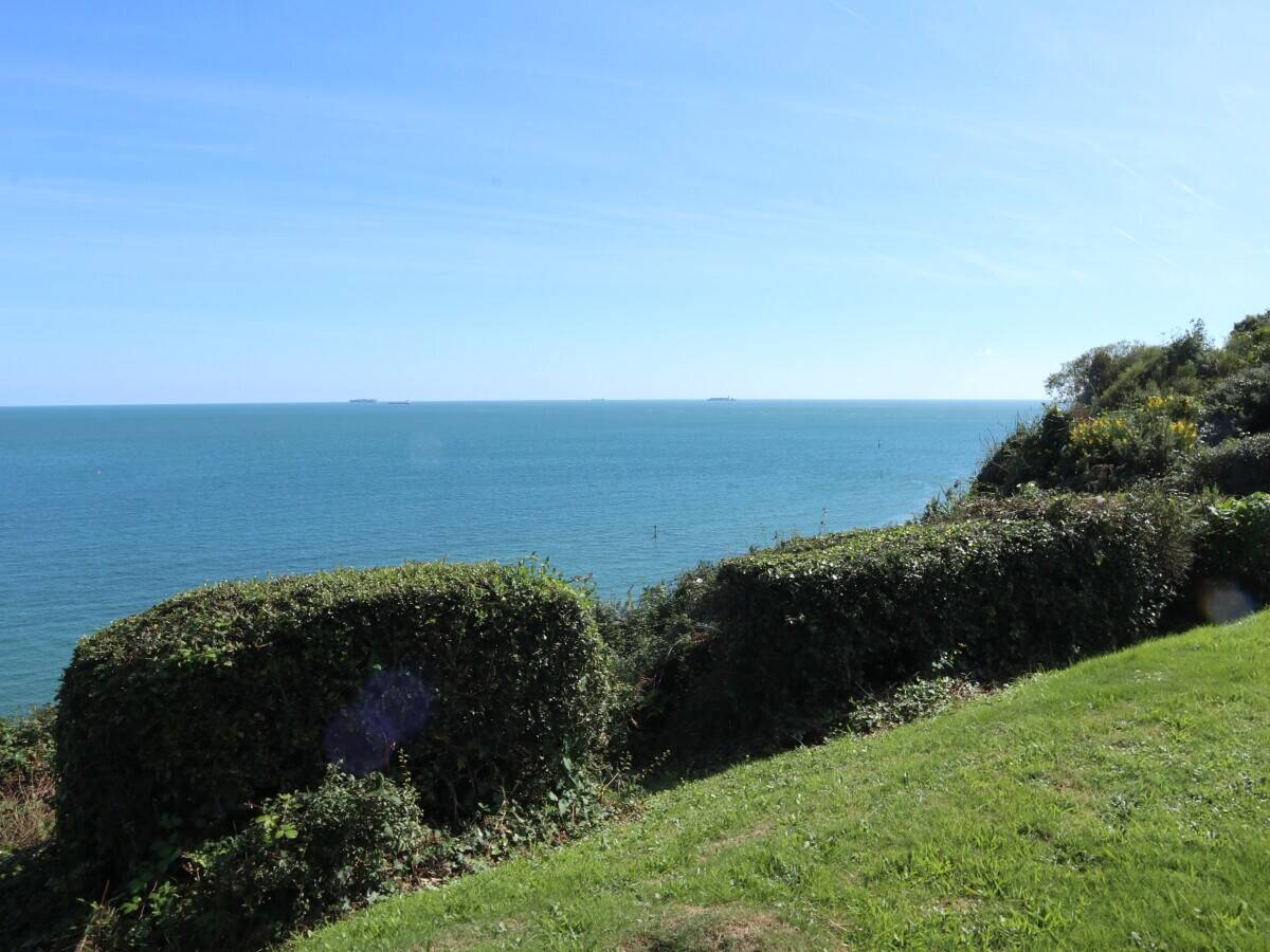 Unique Opportunity to Own a Cliffside Coastal Café in Scenic Shanklin, Isle of Wight Photo 9