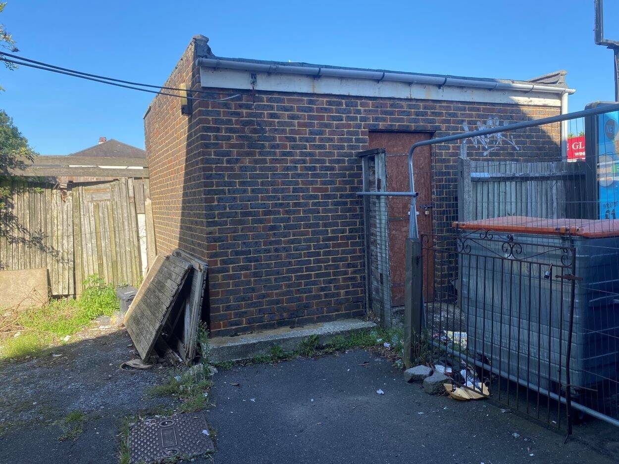 High Demand Commercial Mixed-Use Property in Reading, Berkshire with Ample Parking Photo 8
