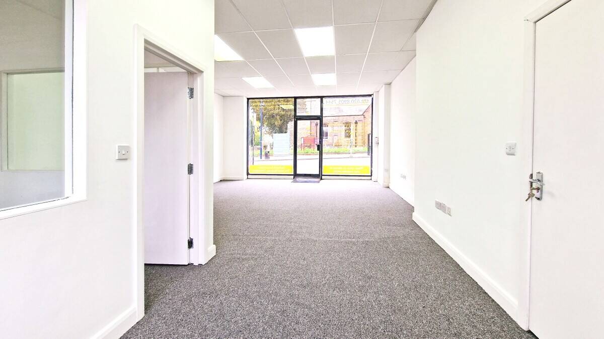Prime High Street Retail Space Available for Lease in Vibrant Edgware Photo 9