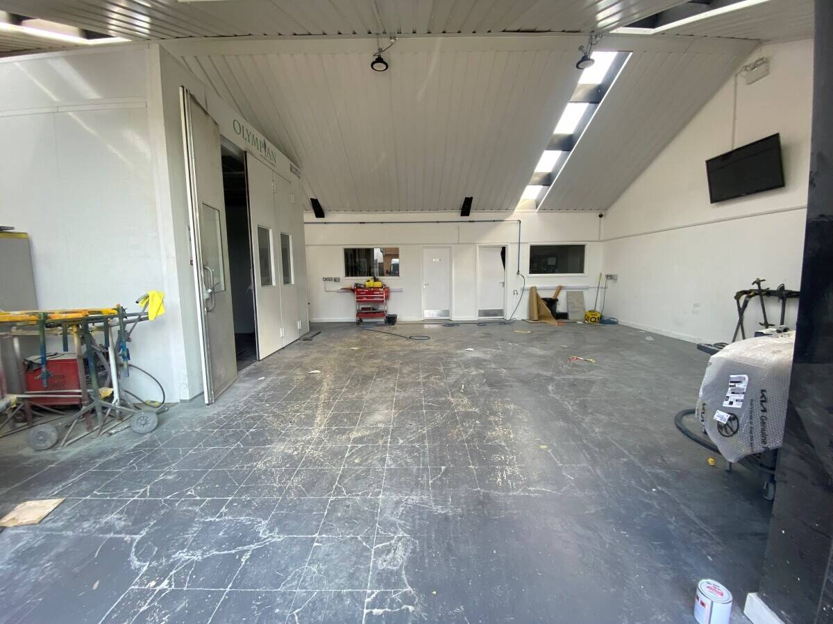 Prime Industrial Units for Sale in Benfleet's Esteemed Manor Trading Estate, Approx. 1,800 - 3,600 S Photo 9
