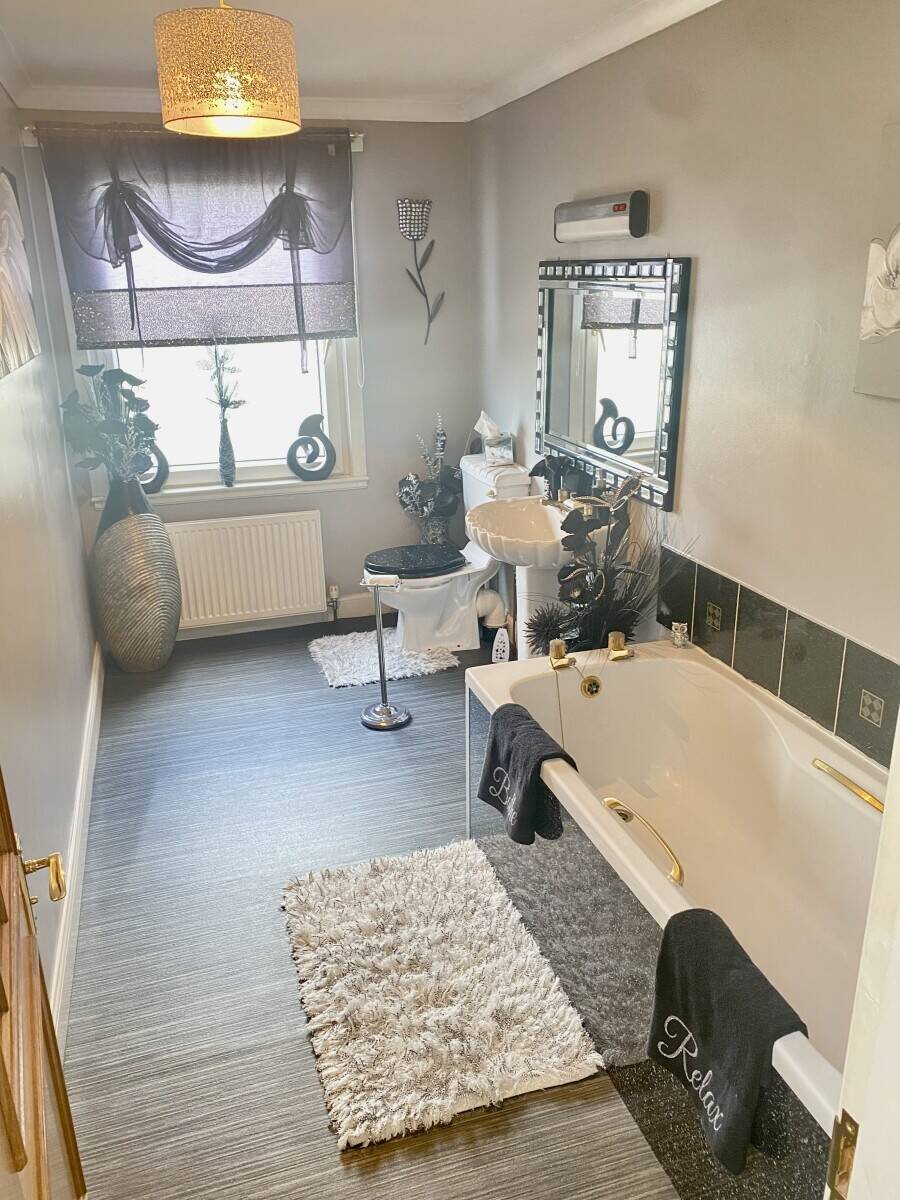 Freehold Aberdeenshire Pub with House for Sale, 4 Bedroom, 18 Room, Large Garden, Garage, Driveway - Photo 8