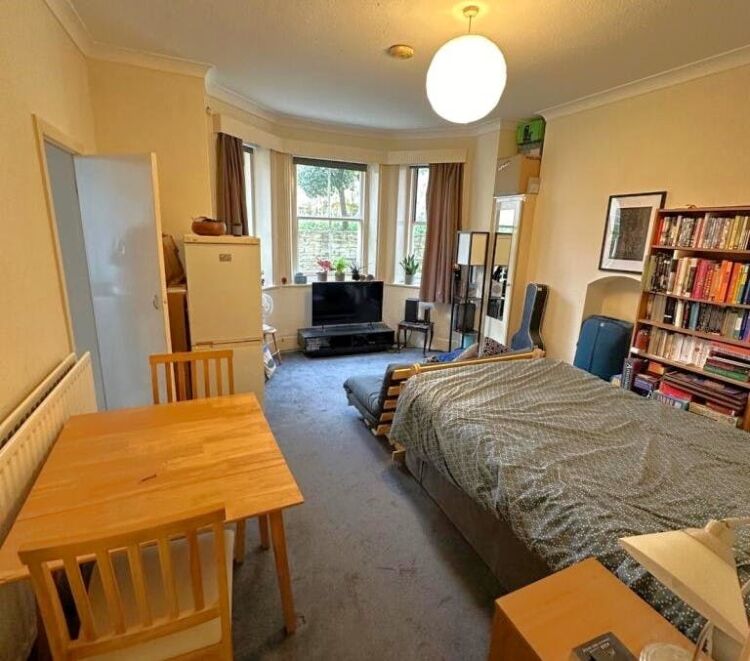 Prime Letting Investment Property Near Clifftop in Bournemouth, Ideal for Airbnb Photo 9