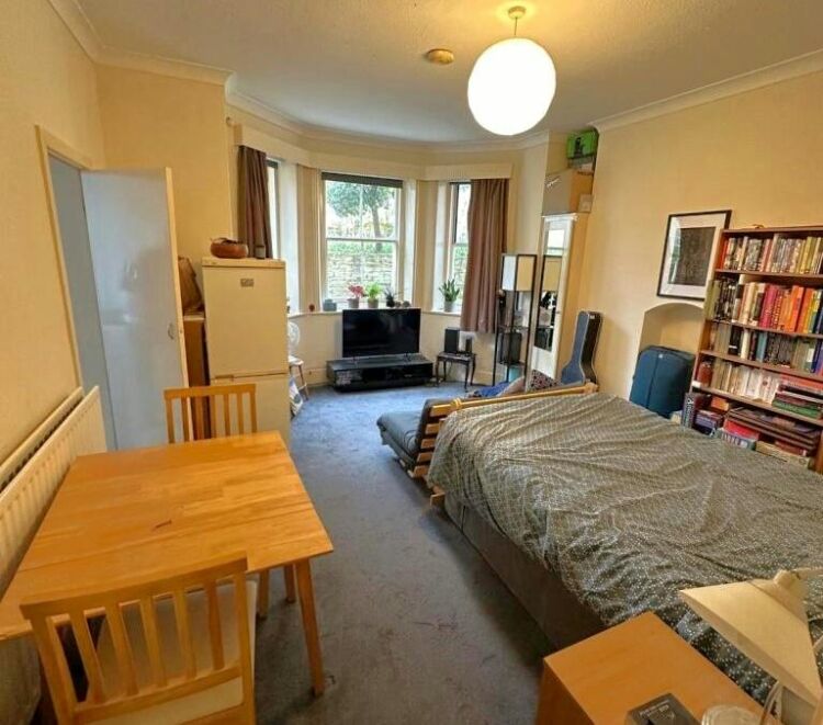Prime Letting Investment Property Near Clifftop in Bournemouth, Ideal for Airbnb Photo 9