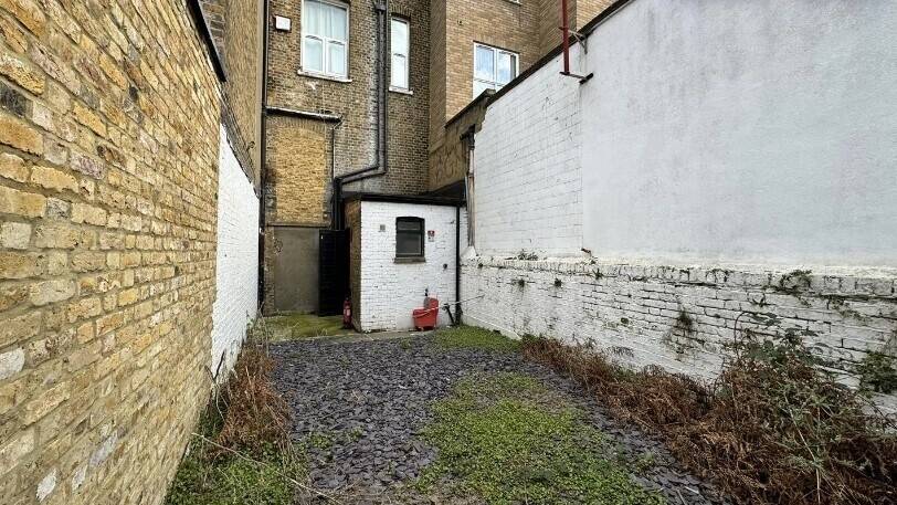 Prime Property with 0 business rates and basement in Harlesden town center Photo 9