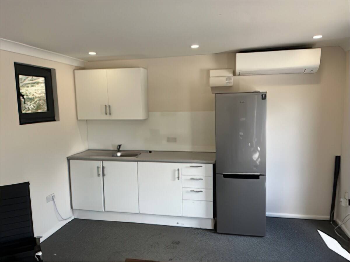 Rent this New, Air-Conditioned Office Block with 30+ Vehicle Parking in Secure Yard in Colchester Es Photo 9